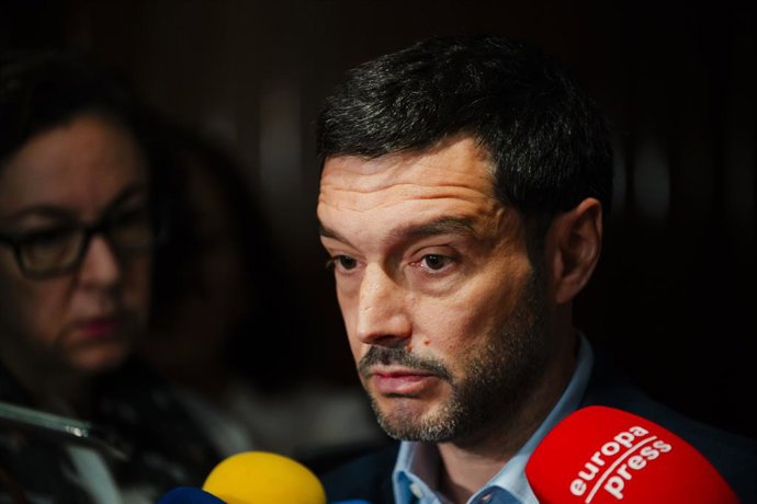 O Ministro dos Direitos Sociais, Consumo e Agenda 2030, Pablo Bustinduy, atende a imprensa em sua chegada à celebração do 10º Aniversário da Agenda 2030, na sede do Ministério, em 30 de setembro de 2025, em Madri (Espanha).