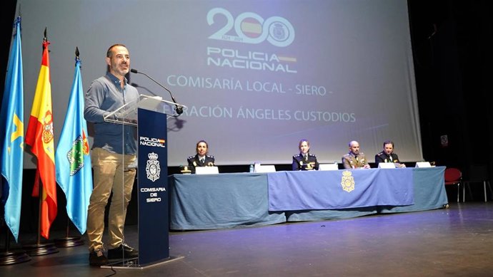 El alcalde de Siero, Ángel García, durante la celebración del patrón de la Policía Nacional, los Santos Ángeles Custodios, en el Teatro Auditorio de Pola de Siero.