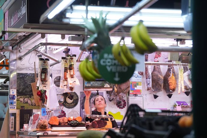 Archivo - Interior del mercat de l'Estrella a Barcelona