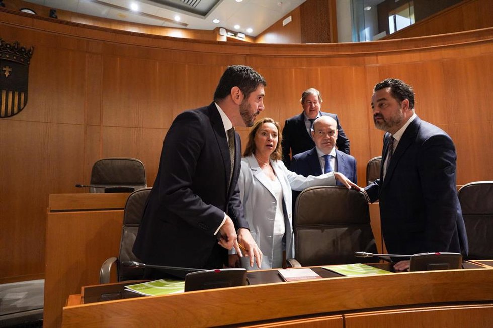 El portavoz de Vox en las Cortes de Aragón, Alejandro Nolasco, conversa con otros diputados de este grupo.