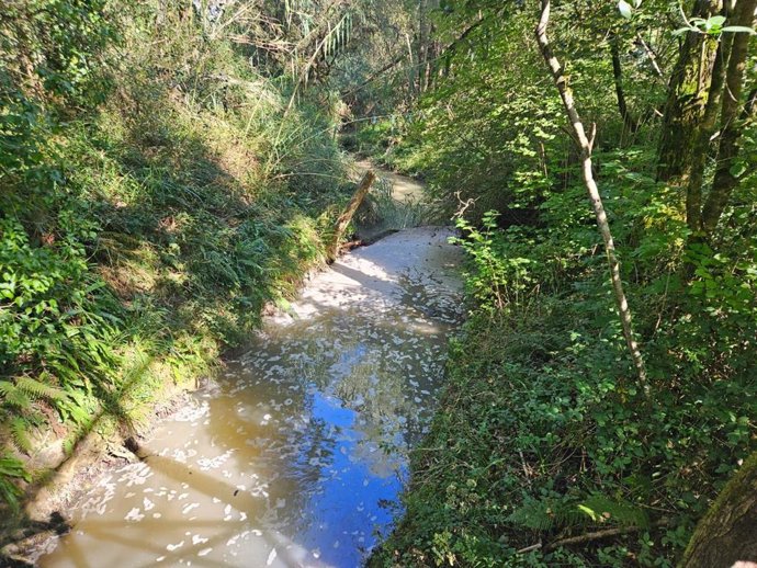 Vertido de bentonina en el río Atxuri en Mungia