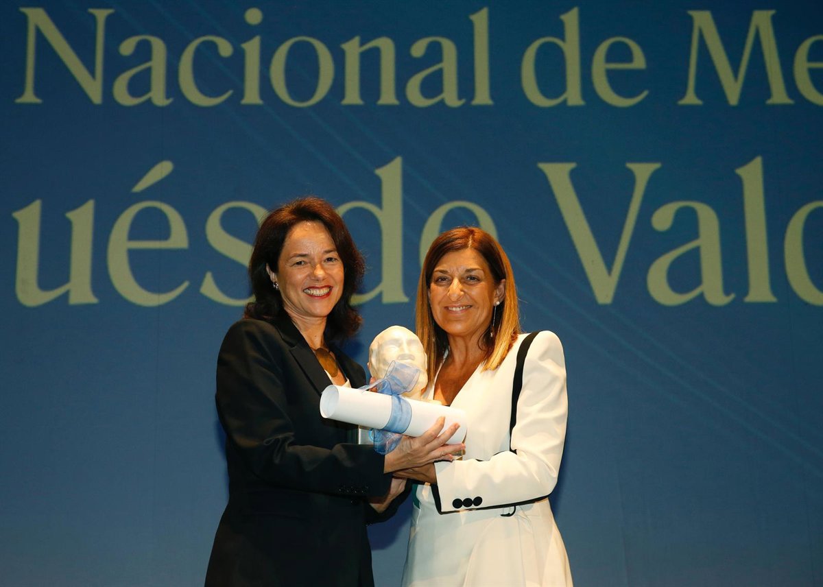 Carola García Vinuesa recibe el I Premio de Valdecilla, que  anima a que la ciencia siga transformando vidas 
