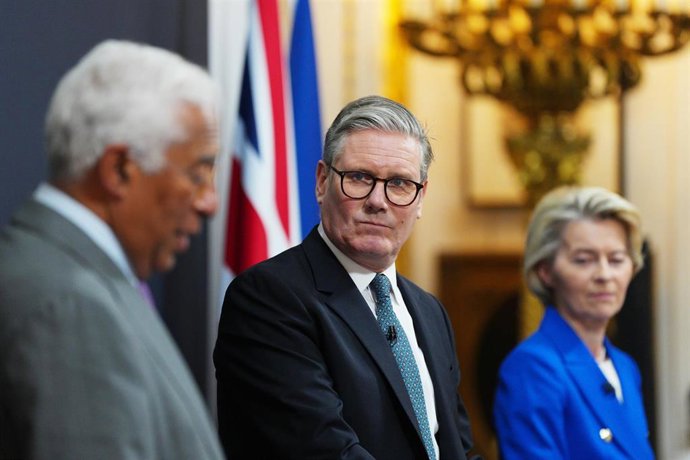 Archivo - El presidente del Consejo, Antonio Costa, en rueda de prensa junto al primer ministro de Reino Unido, Keir Starmer, y la presidenta de la Comision Europea, Ursula von der Leyen.