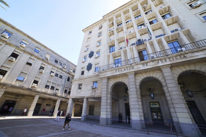 Detalle de la fachada principal de la Audiencia Provincial de Sevilla. (Foto de archivo).