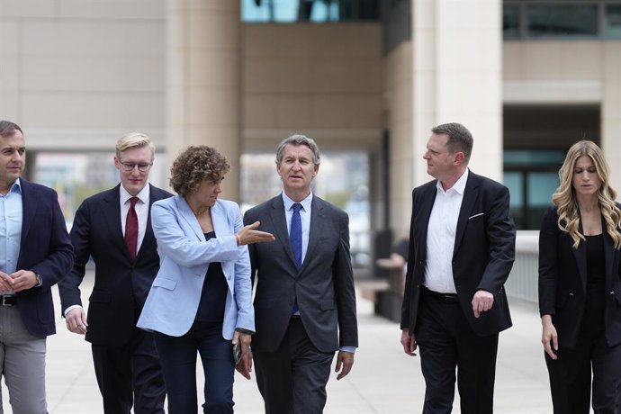 El president del PP, Alberto Núñez Feijóo, durant la trobada
