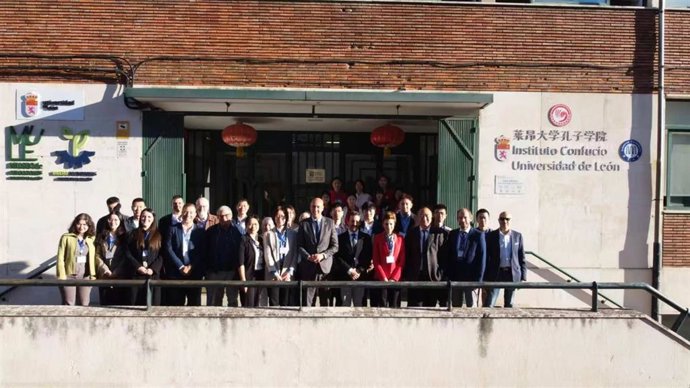 Organizadores y asistentes presenciales del congreso qeu acoge el Instituto Confucio de la ULE.
