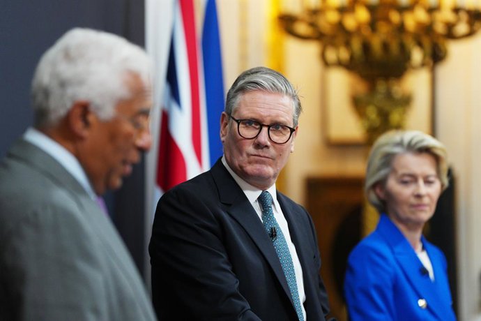 Archivo - 19 May 2025, United Kingdom, London: (L-R) European Council President Antonio Costa, UK Prime Minister Keir Starmer and President of the European Commission Ursula von der Leyen, hold a joint press conference at the end of the UK-EU Summit at La