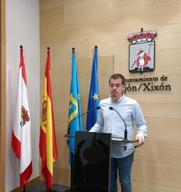 Archivo - El portavoz de IU en el Ayuntamiento de Gijón, Javier Suárez Llana.