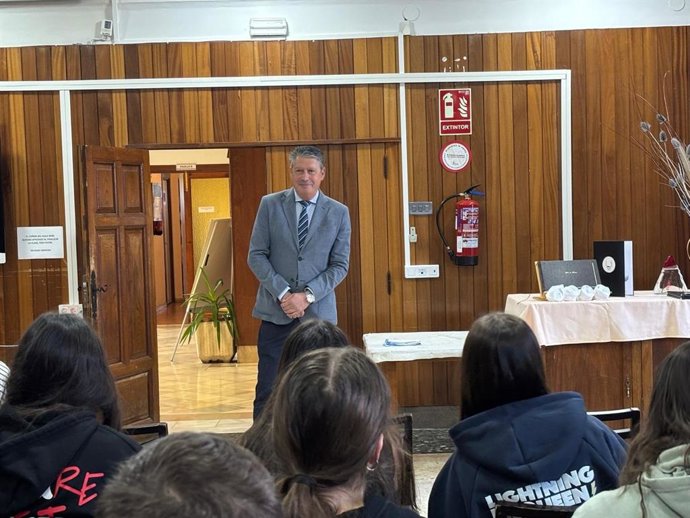 El concejal de Desarrollo Urbano de León, Luis Miguel García Copete, visita la Escuela de Hostelería de San Cayetano, cuyos alumnos han recibido una sesión informativa sobre el desperdicio alimentario.