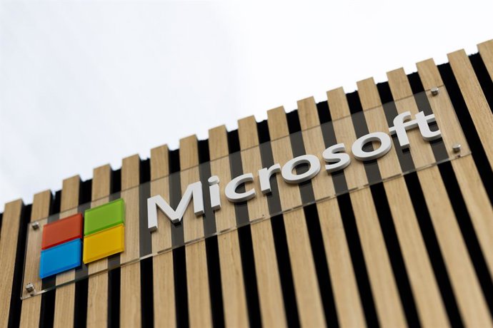 Archivo - FILED - 20 de setembro de 2023, Renânia do Norte-Vestfália, Colônia: O logotipo da Microsoft no Digital X Internet Congress no Media Park. Foto: Rolf Vennenbernd/dpa