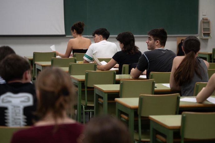 Archivo - Alumnado antes de comenzar el primer examen de la primera jornada de selectividad 2025 en València.