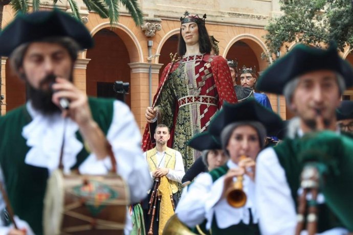 Un 'gegant' desfila por una calle del centro de Palma.