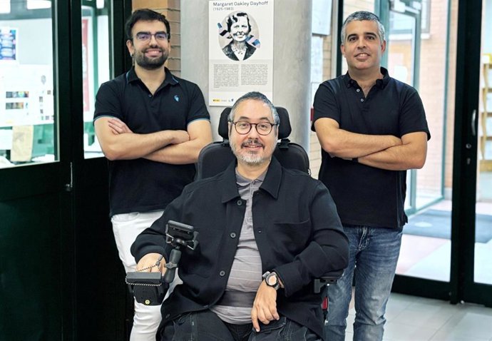 Investigadoes Antonio Moreno (i), Antonio Pérez Pulido y Pablo Mier (d) en el CABD.