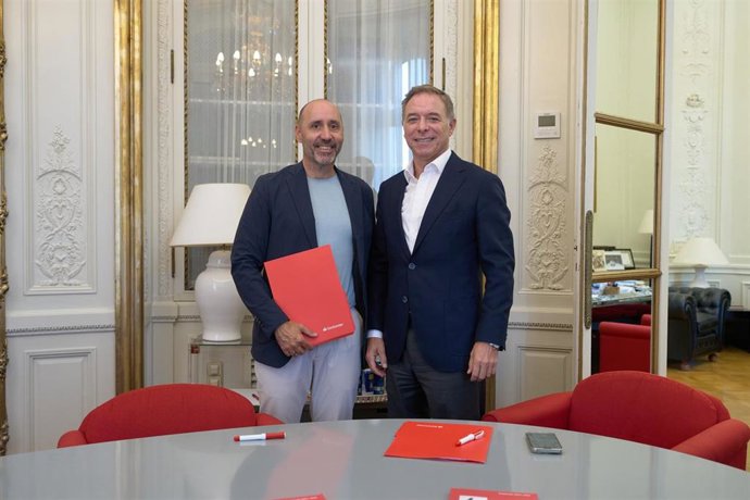 Javier Menéndez, director general del Teatro de la Maestranza, y Manuel De la Cruz, director territorial en Andalucía, tras la firma del convenio de colaboración.
