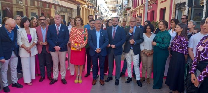 Agustín López (centro), junto al resto de autoridades y responsables empresariales, en la inauguración de la XVIII edición de Fuente Palmera de Boda.