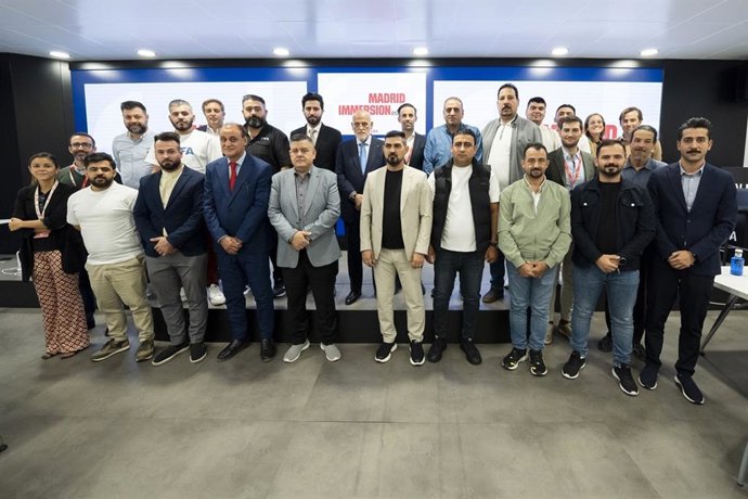Javier Tebas con los participantes del taller de control económico para el fútbol iraquí