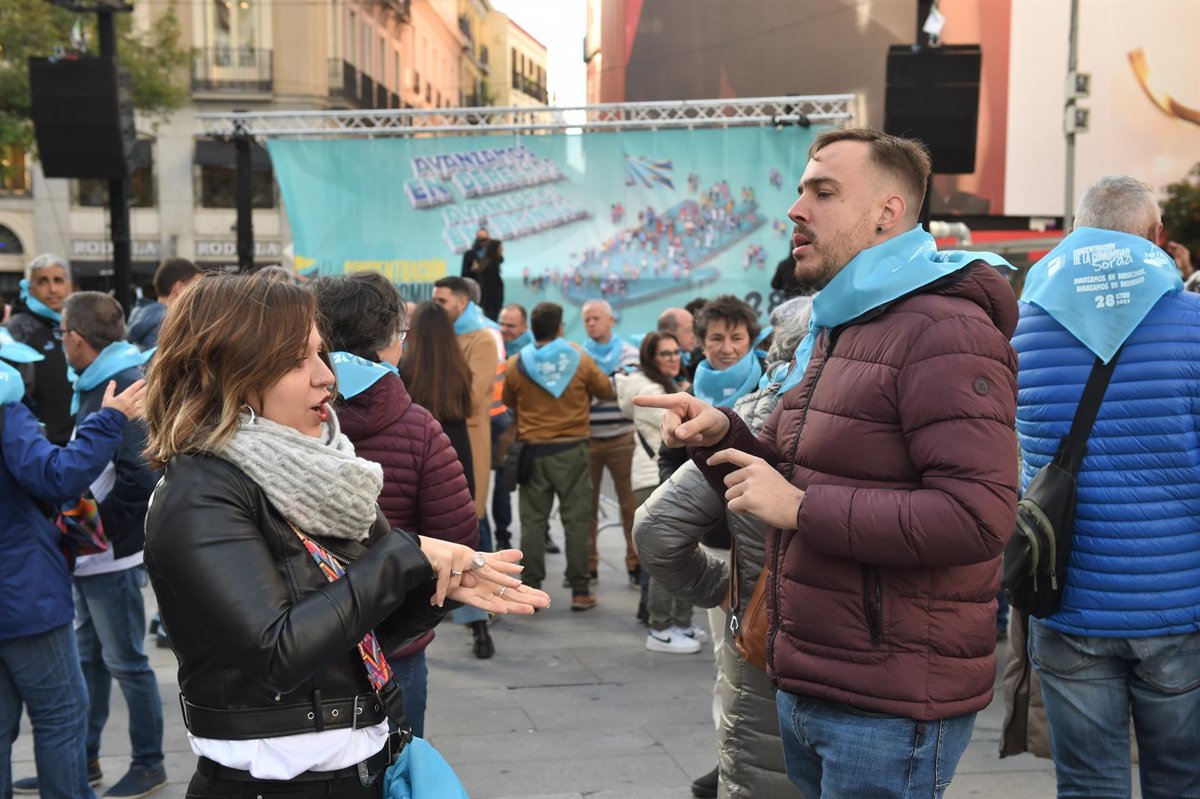 El Parlamento riojano pide romper las barreras de las personas sordas extendiendo el aprendizaje del lenguaje de signos