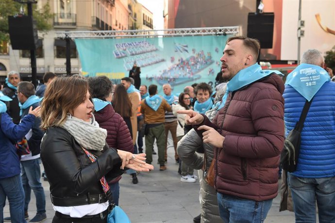 Archivo - Dos personas hablan en lenguaje de signos 