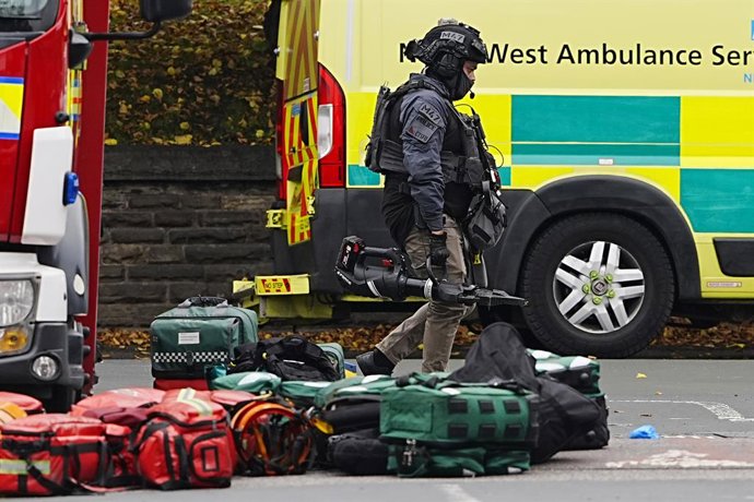02 October 2025, United Kingdom, Manchester: An armed police officer at the scene of an incident at Heaton Park Hebrew Congregation synagogue in Crumpsall, where police shot a suspect after several people were stabbed and a car was driven at members of th