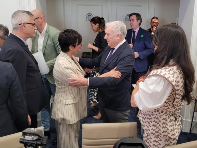 El consejero de Fomento, Vivienda, Movilidad y Logística del Gobierno de Aragón, Octavio López, saluda  a la ministra de Vivienda y Agenda Urbana, Isabel Rodríguez