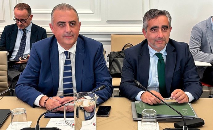 El consejero de Vivienda, Roberto Media, y el director general de Vivienda, Carlos Montes