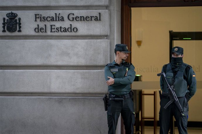 Archivo - Dos agentes de la Guardia Civil en la Fiscalía General del Estado