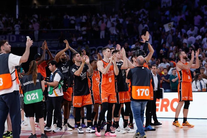 Archivo - Los jugadores de Valencia Basket agradecen a la afición.