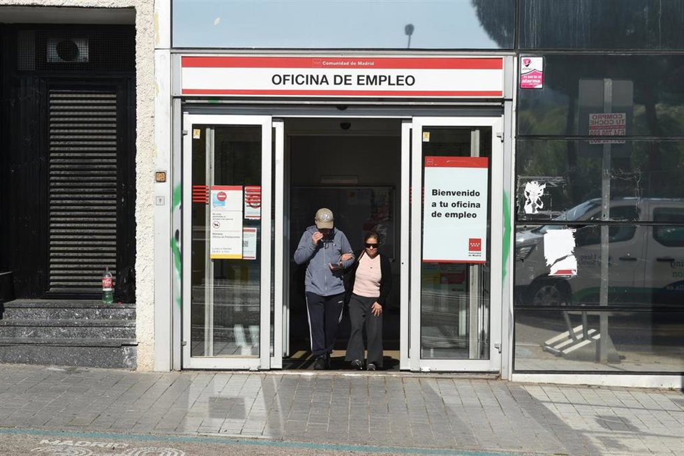 Archivo - Dos personas en la entrada de una oficina de empleo