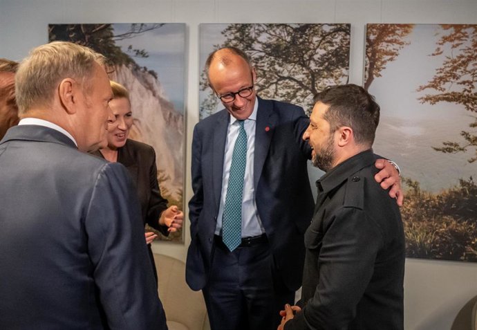 El canciller alemán, Friedrich Merz, el presidente de Francia, Emmanuel Macron, la primera ministra danesa, Mette Frederiksen, y el primer ministro de Polonia, Donald Tusk, junto al presidente de Ucrania, Volodimir Zelenski