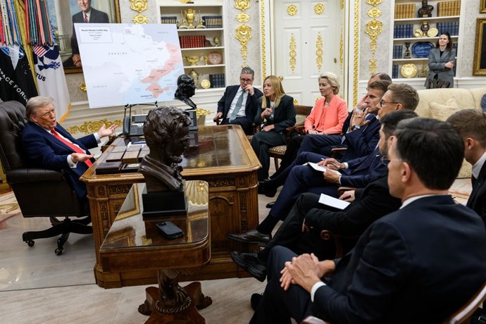 Archivo - 18 de agosto de 2025, Washington, Distrito de Columbia, EUA: O presidente Donald Trump se reúne com o primeiro-ministro do Reino Unido, Keir Starmer, a primeira-ministra italiana, Giorgia Meloni, a presidente da Comissão Europeia, Ursula von der