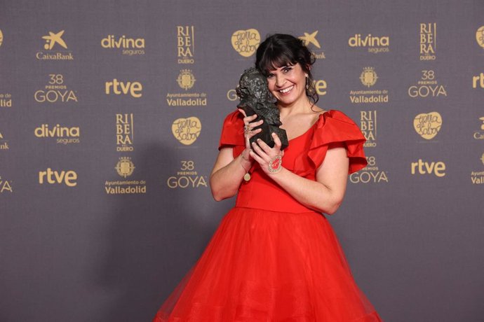 Archivo - La actriz Janet Novás posa con el Goya a Mejor Actriz Revelación, por su trabajo en 'O corno', durante la gala de la 38 edición de los Premios Goya, en el Auditorio Feria de Valladolid, a 10 de febrero de 2024, en Valladolid, Castilla y León (Es