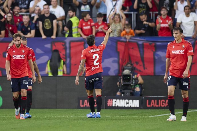 El jugador de CA Osasuna Iker Benito en un partido de Liga en El Sadar.