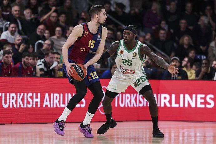Archivo - Tomas Satoransky y Kendrick Nunn durante el último Barça - Panathinaikos.