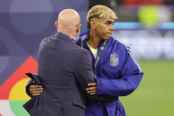 Archivo - Lamine Yamal of Spain with Head coach Luis de la Fuente after the UEFA Nations League Final football match between Portugal and Spain on 8 June 2025 at Allianz Arena in Munich, Germany - Photo Marcel Engelbrecht / firo Sportphoto / DPPI