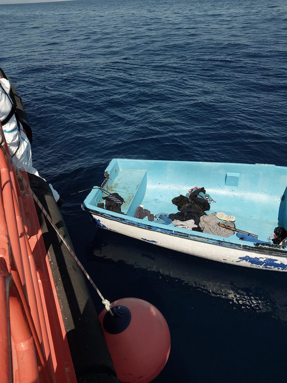 Patera en la que viajaban 12 varones de origen magrebí, algunos rescatados del agua, frente a la costa de Garrucha (Almería).