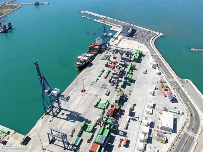 Archivo - Contenedores en el Puerto de Alicante