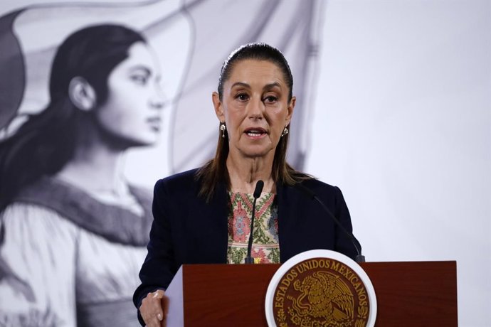 A presidente do México, Claudia Sheinbaum Pardo, fala durante uma coletiva de imprensa sobre o Dia Nacional do Milho, destacando sua importância para a economia e a nutrição dos mexicanos, no Palácio Nacional, em 29 de setembro de 2025, na Cidade do Méxic