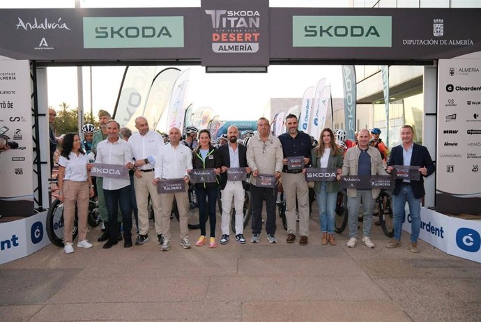Autoridades y representantes institucionales dan la salida a la primera etapa de la Skoda Titan Desert Almería.