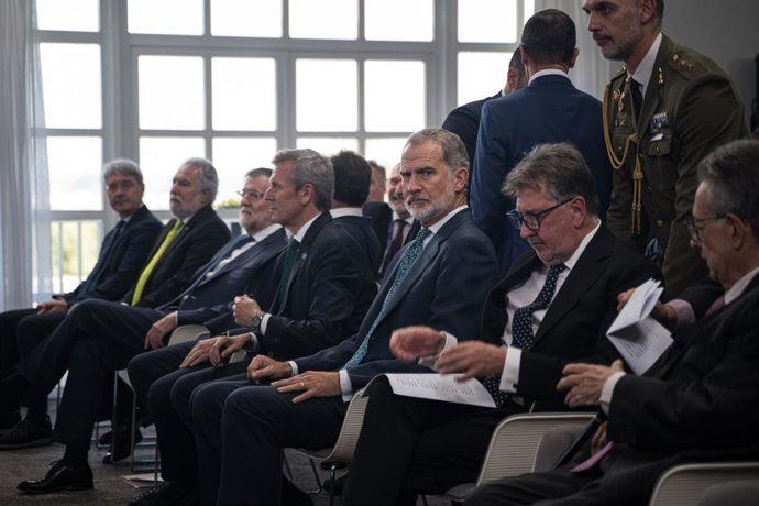 El Rey Felipe VI (c) durante la inauguración del 'Foro La Toja - Vínculo Atlántico', en el Eurostars Gran Hotel La Toja, a 2 de octubre de 2025, en O Grove, Pontevedra, Galicia (España). La séptima edición del 'Foro La Toja - Vínculo Atlántico' se celebra