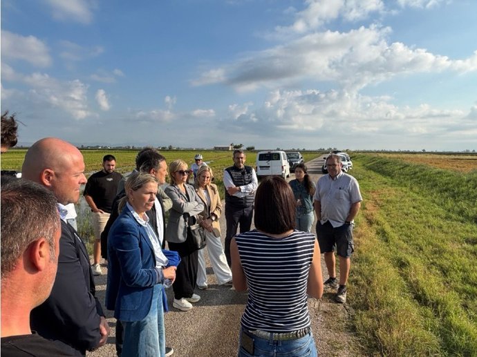 La secretaria general de Agricultura en los camps de arroz inundados.