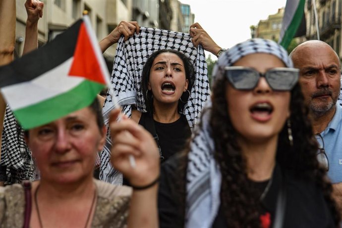 Archivo - Varias personas durante una manifestación a favor de Palestina, a 14 de junio de 2025, en Barcelona, Catalunya (España).