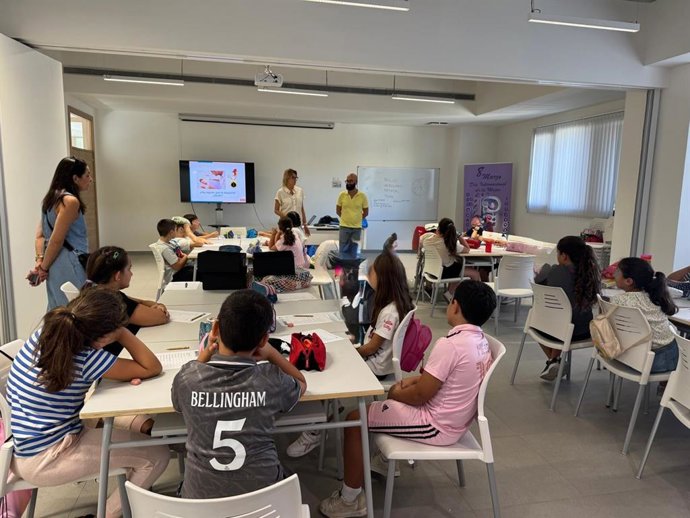 Abril Castillo en el taller 'Aprendemos a Colaborar' en imagen de archivo.