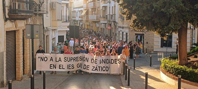 Manifestación en Torreperogil contra la supresión de unidades en el IES Gil de Zático.