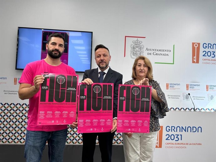 El concejal de Participación Ciudadana de Granada, Francisco Almohalla, en el centro en la imagen, ha participado en la presentación del FICH 2025