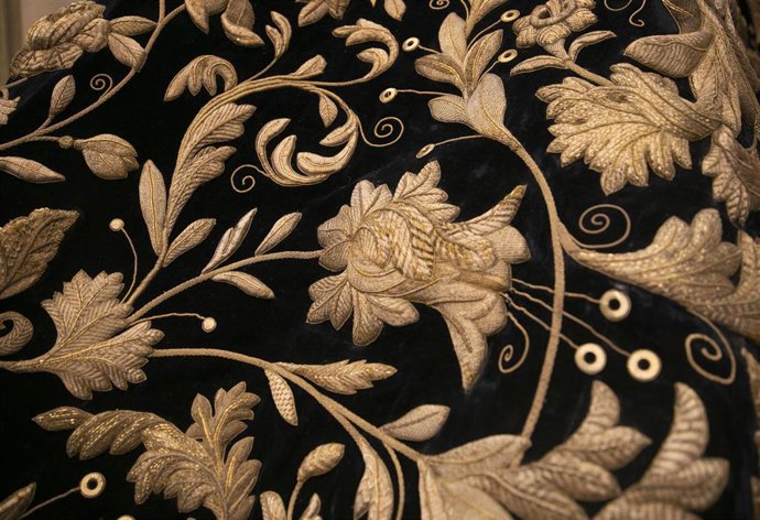 Archivo - Detalle de uno de los mantos de la Hermandad de la Estrella, bordado en oro, sobre terciopelo azul en la exposición cofrade en Cajasol, en foto de archivo.