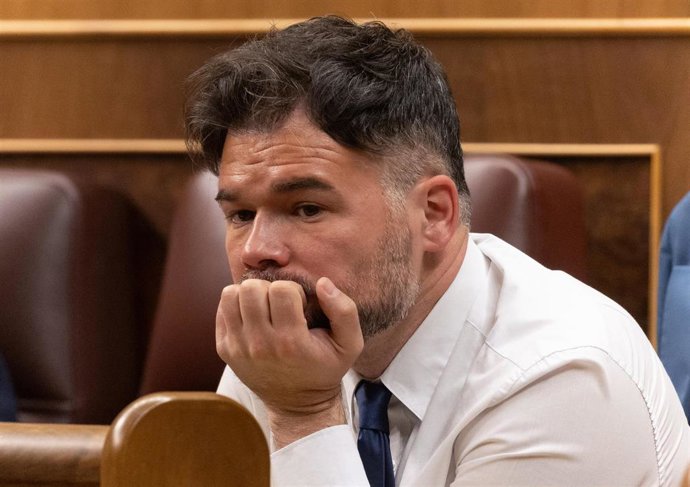 Archivo - El portavoz de ERC en el Congreso, Gabriel Rufián, durante una sesión plenaria, en el Congreso
