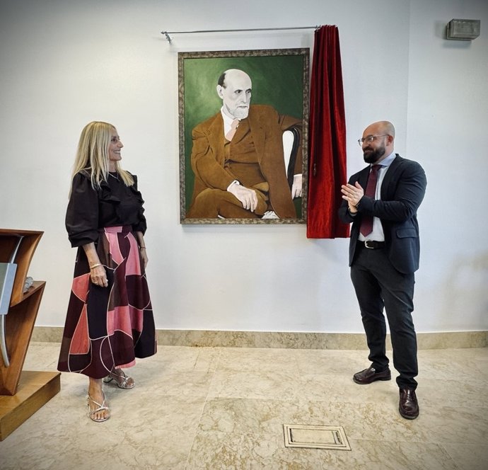 El alcalde de El Puerto de Santa María (Cádiz), Germán Beardo, desvela el retrato de Juan Ramón Jiménez, obra de Paloma Armenteros