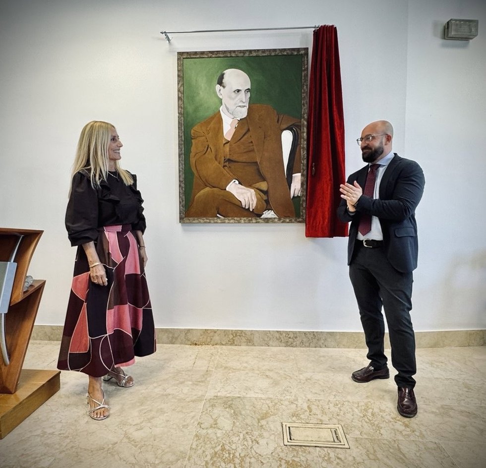 El alcalde de El Puerto de Santa María (Cádiz), Germán Beardo, desvela el retrato de Juan Ramón Jiménez, obra de Paloma Armenteros