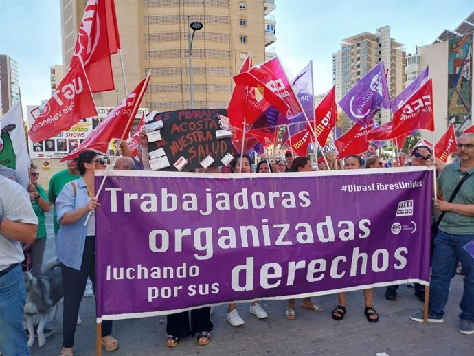 Una concentración en Benidorm (Alicante) denuncia la "sobrecarga de trabajo" de las camareras de hotel