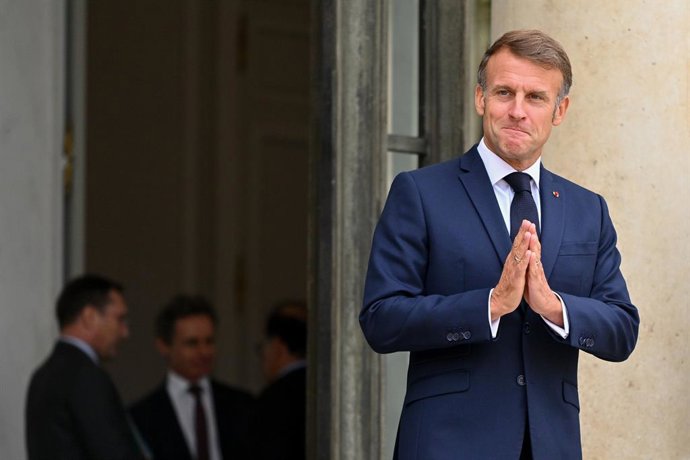 16 de setembro de 2025, França, Paris: O presidente francês Emmanuel Macron aguarda o presidente do Conselho Europeu, Antonio Costa (não retratado), antes de um almoço de trabalho no Palácio do Eliseu. Foto: Julien Mattia/Le Pictorium via ZUMA Press/dpa